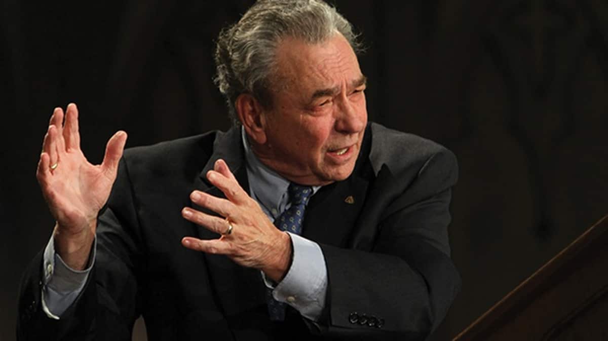 R.C. Sproul teaching with raised hands